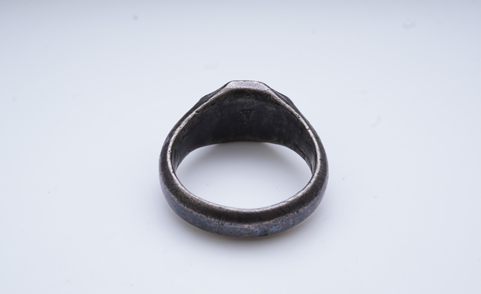 A heraldic signet ring, England, 15th/16th century